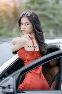 红裙美女车窗回眸瞬间