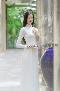 白衣女子庭院静立微笑
