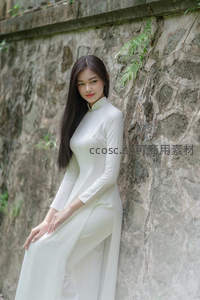 石墙边白衣女子倚靠