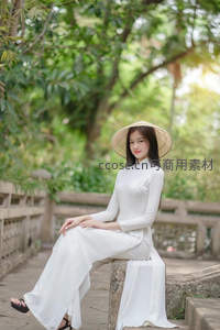 戴斗笠女子林间休憩