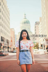 都市街头少女，背景穹顶建筑映衬