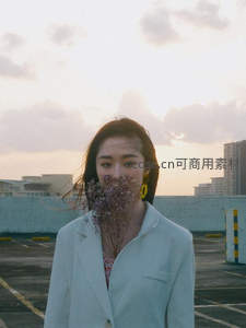 天台黄昏手捧干花少女