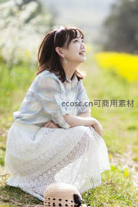 春日花田中微笑的少女