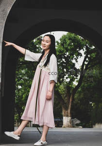 拱门下的粉色裙装女孩