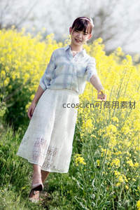 油菜花海中的漫步时光