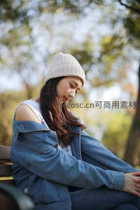 公园长椅上的静谧时光