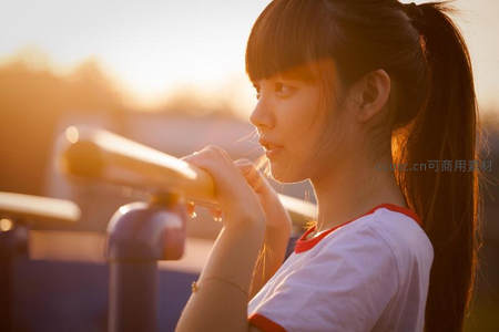 夕阳下凝望远方的少女