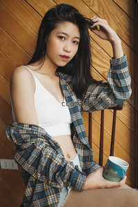 格子衬衫搭配吊带，手捧咖啡杯的慵懒时光