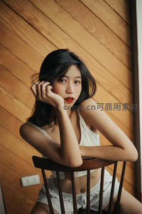 木质背景下的沉思少女，温柔静谧