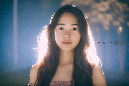 逆光下的少女，发丝如金，眼神清澈宁静