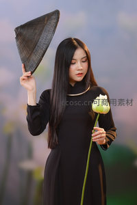 黑衣女子持斗笠莲花，古典优雅气质非凡