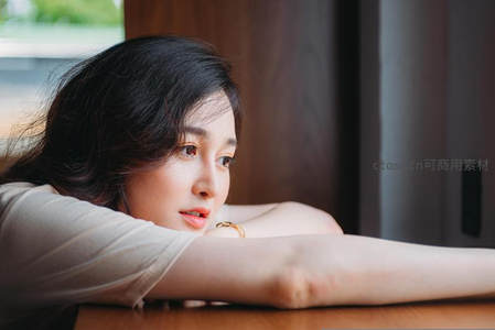 窗边沉思的温柔时光