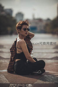 都市街头酷女孩坐姿写真