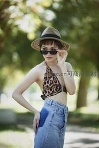 豹纹上衣户外时尚