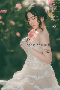 新娘轻嗅粉色玫瑰，温柔瞬间定格