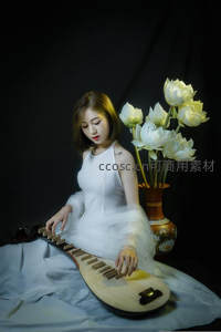 白衣女子静弹琵琶伴白莲