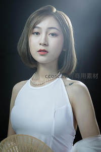 珍珠项链配白裙，简约高级感人像