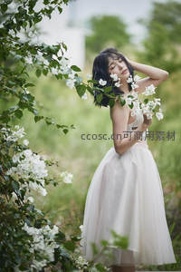 白衣女孩花丛中闭目享受宁静
