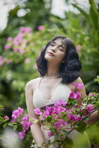 紫花簇拥下闭目微笑的柔美女子