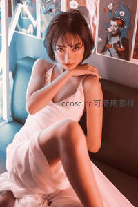 白裙少女倚坐光影间