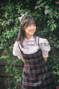 格裙少女绿墙前绽放笑颜