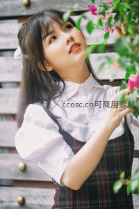 花丛中的少女仰望，格裙白衫清新可人