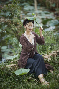 荷塘边的古风少女，手持莲叶静谧写意