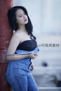 倚靠红柱的都市女孩，牛仔时尚随性自然