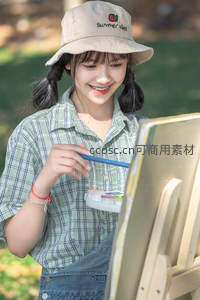 户外写生的女孩，草帽格衫笑容灿烂