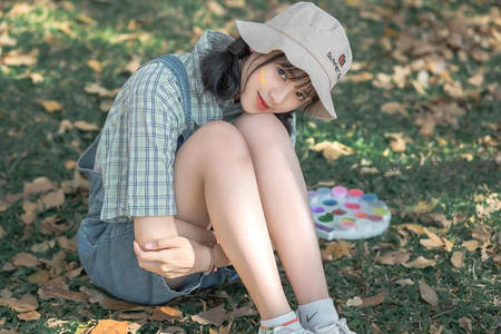 落叶草地上的俏皮女孩，彩绘颜料相伴