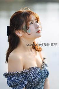 湖畔侧颜带花贴纸的柔美少女