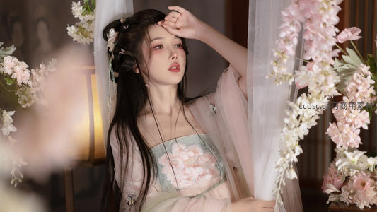 古风美人倚纱帘赏花，粉白花瓣环绕，仙气飘逸