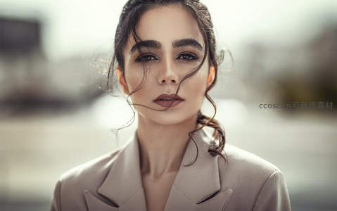 都市风女性特写，微风吹拂发丝