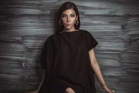 黑裙女子冷艳坐姿艺术写真