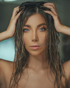 湿发美女特写展现精致妆容与水珠