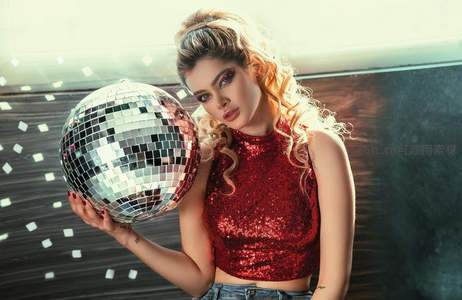 红衣女郎手捧迪斯科球闪耀派对时刻