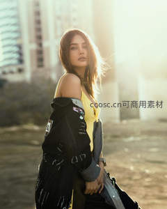 阳光洒落城市街头，少女身着黄衣黑夹克回眸凝望