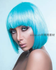 蓝发模特冷艳回眸尽显未来感