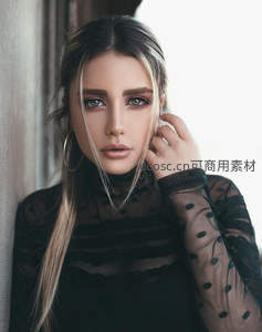 黑纱波点装金发女郎窗边沉思