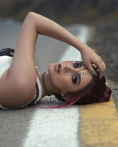 路中央少女慵懒躺卧