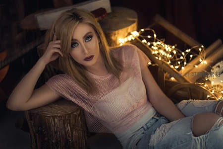 暖灯下少女倚木桩休憩