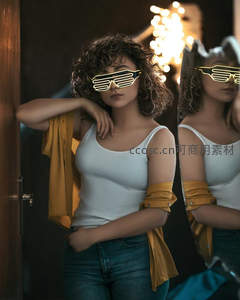 霓虹墨镜少女镜前自拍