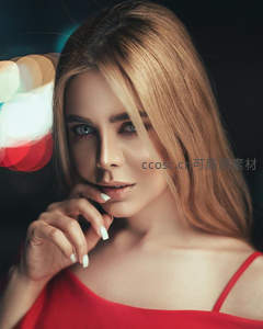 霓虹夜色中的红裙美人