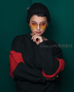 酷感街头风，墨镜毛线帽下的个性宣言