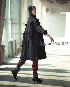 街头时尚潮人黑衣格纹裤行走姿态