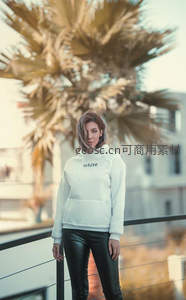 阳台棕榈树下白衣女子静立凝望