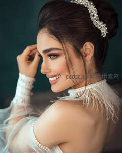 优雅新娘微笑侧颜，头戴水晶发饰