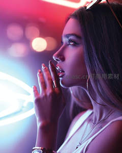 霓虹灯下女子侧脸，神秘氛围感十足