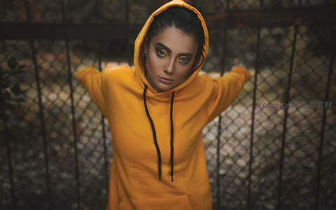 橙色连帽衫少女，街头酷感造型