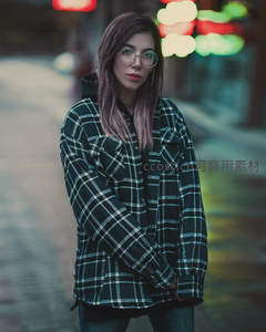 格子衬衫女孩街拍，复古眼镜点缀